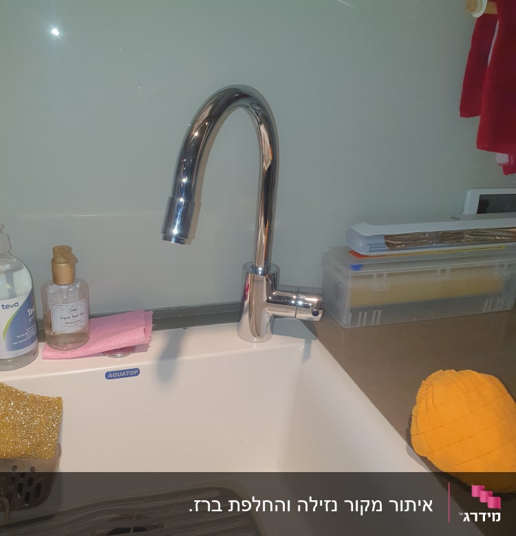 ברז נירוסטה מעל כיור מטבח לבן